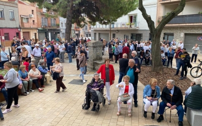 La inauguració ha aplegat molts veïns i veïnes de la zona | Helena Molist